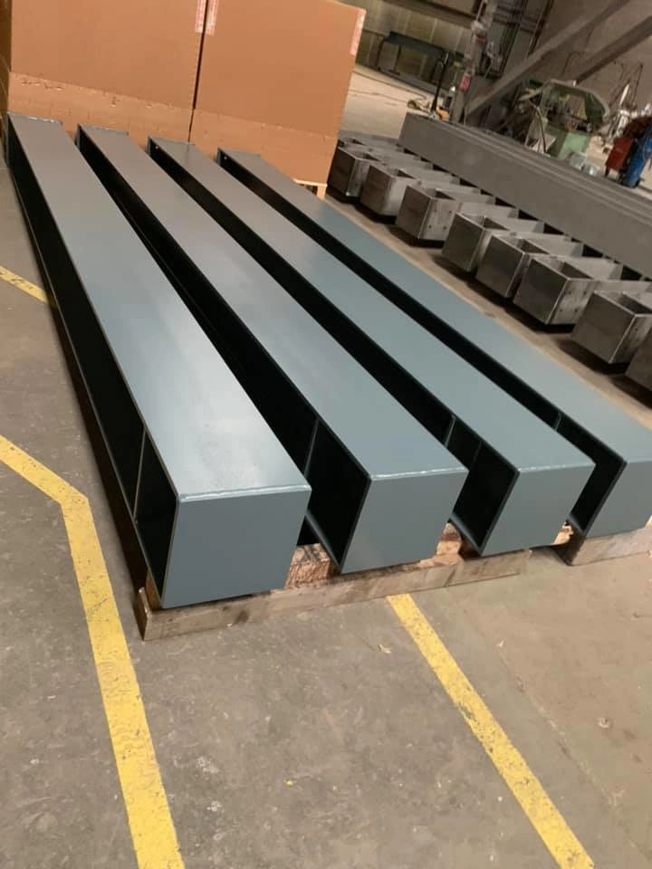 Our structural steel beams are coated with a protective primer, a dark grey zinc phosphate primer paint. This protective layer is applied immediately after cleaning the raw steel to achieve a smooth, matte finish.